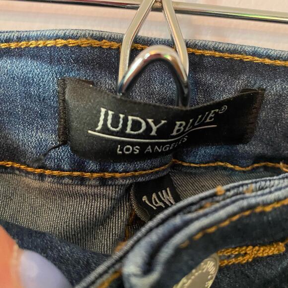 Judy Blue Women's size 14W Skinny Fit Medium Wash Jeans Dark Wash Stretchy - Picture 2 of 8